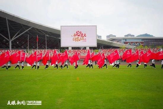 　　　　郭追这个脚色实在可以成长为一个复杂人物，惋惜就在于过于贸易噱头地处置他的感情情节，夸张的与小灵雀的相遇，点沾雨露的交欢，两人俄然就成了牝牡作战和奇异的情欲关系，这些天马行空的套用情节，难以将点贯连成线，若是对一个复杂人物的感情世界如斯轻率地处置的话，莫非不是将这小我物推向一个底子没法被人认同的地步吗？别的这些感情情节也没有折射出这小我物的好的精力世界，表示是他荒凉的心里，游荡子样子的酷帅，而他为何要对峙公理，就是由于抓不到阿谁大族子而心里仇恨吗？这些虚头八脑的所谓贸易片子的元素无疑不是致命伤，最后也没法让不雅众认同他为何要拔枪自杀。